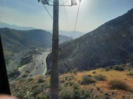 ein schön Antenne Aussicht von das Stadt von Taif, Saudi Arabien. Hügel und Straßen sind sichtbar von das Luft. foto