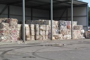 Altpapier kompakter Texturhaufen für das Recycling in der Sortieranlage. Technologie der Wiederverwendung von Materialien. Stapel zerfetztes Papier. retten sie das planetenökologiekonzept. Industrie der Fabrik mit reduzierter Umweltverschmutzung. Nahansicht foto