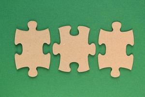 Karton Mosaik Spiel Einzelheiten von Puzzle Puzzle Elemente auf Grün Hintergrund. Abschluss Aufgabe oder lösen Problem Konzept. Welt mental Gesundheit Tag, Autismus Bewusstsein Tag. global Kommunikation. Hobby, abspielen foto
