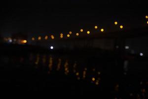 bunte Defokussierung abstrakte Bokeh-Lichteffekte auf der nachtschwarzen Hintergrundtextur foto