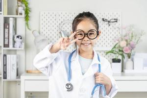 Clever Arzt wenig Mädchen foto