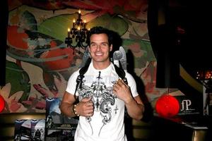 Antonio sabato jr tragen ein Paar von abspielen Batman Flügel von Mattel fördern das dunkel Ritter moviegbk mtv Film Auszeichnungen Schenken Suiten Purpur operalos Engel Camay 31 20082008 foto