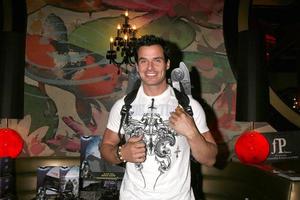 Antonio sabato jr tragen ein Paar von abspielen Batman Flügel von Mattel fördern das dunkel Ritter moviegbk mtv Film Auszeichnungen Schenken Suiten Purpur operalos Engel Camay 31 20082008 foto