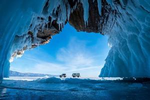 Innerhalb das Blau Eis Höhle mit Paar Liebe beim See Baikal, Sibirien, östlichen Russland. foto