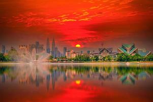 Stadtbild von kuala lumpur Stadt Horizont Aussicht von Titiwangsa Park im Malaysia beim Sonnenuntergang. foto