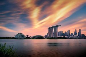 Horizont und Aussicht von Wolkenkratzer beim Sonnenuntergang im Singapur. foto