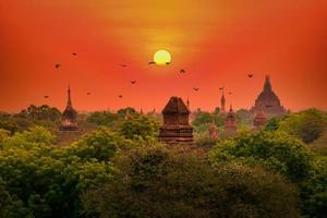 Landschaft Bild von uralt Pagode beim Sonnenuntergang im Bagan, Myanmar. foto