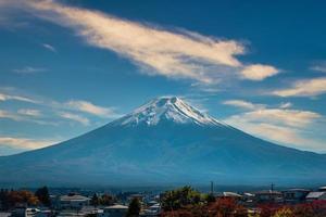 mt. Fuji auf Blau Himmel Hintergrund mit Herbst Laub beim tagsüber im Fujikawaguchiko, Japan. foto