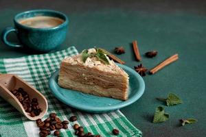 geschichtet Kuchen mit Sahne Napoleon mit Minze auf Grün Hintergrund. Kopieren Raum foto