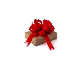 ein Geschenk Box eingewickelt im braun Kunst Papier, mit ein rot Band und Bogen auf ein Weiss, isoliert Hintergrund. Konzept Feier foto