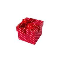 hell rot Geschenk Box mit Weiß Polka Punkte mit ein Überraschung. isoliert auf ein Weiß Hintergrund foto