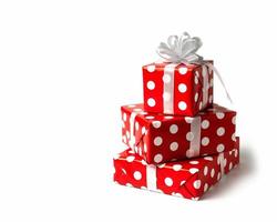 Überraschung Geschenk. ein rot Box mit Weiß Polka Punkte, mit ein Weiß Bogen auf das Hintergrund. isolieren foto