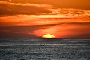 Sonnenuntergang über dem Meer foto