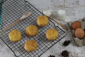 ein traditionell Kuchen von Indonesien namens kue sus gefüllt mit Sahne Puffs. serviert auf ein Kuchen Gestell. Essen Konzept Foto. foto