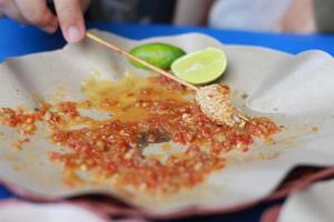 Foto von Hähnchen Satay paniert und serviert mit rot Chili Soße. indonesisch Essen namens stillen Taichan. Essen Konzept Foto.