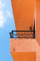 modern Wohnung Balkon , Balkone Orange von Hotel auf Himmel Hintergrund foto