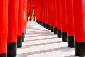 japanisch rot hölzern Stangen mit Blau Himmel und cloud.walkway mit rot hölzern Stangen japanisch Stil foto