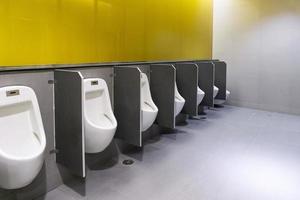 Herren Zimmer Urinale erfüllen von Abfall von das Körper, Männer Toiletten foto