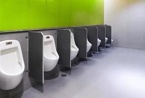 Herren Zimmer Urinale erfüllen von Abfall von das Körper, Männer Toiletten foto