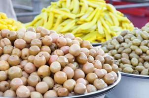 eingelegt Früchte ,bewahren Obst im das lokal Markt von Thailand, Essen Snack foto