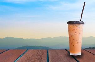 vereist Milch Tee auf Natur Hintergrund ,Sommer Getränke mit Eis foto