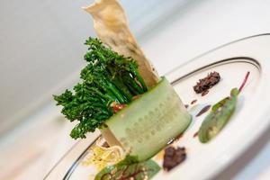 Brokkolini Mini Salat und ein Chip foto