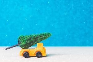 Weihnachtsbaum auf einem Miniaturauto, Weihnachtszeitfeierkonzept foto