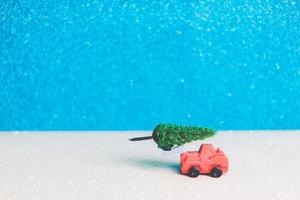 Weihnachtsbaum auf einem Miniaturauto, Weihnachtszeitfeierkonzept foto