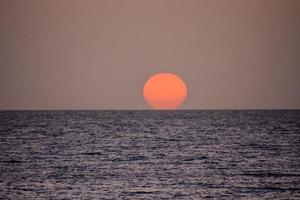 Sonnenuntergang über dem Meer foto