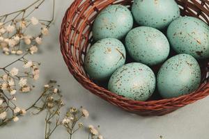 Pastell- Ostern Eier Hintergrund. Frühling großartig Karte. Ostern Eier im Korb foto