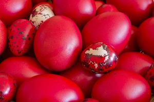 traditionell griechisch orthodox rot gefärbt Ostern Eier im ein Korb foto