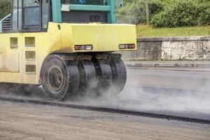 schließen Aussicht auf das Arbeiten Straße Rolle. Straße Pflasterung funktioniert foto