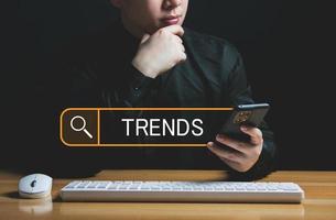Neu Trends Konzept. Männer verwenden ein Smartphone zu Suche online. Trends von ändern, Medien Vermögenswerte, heiß Themen, und relevant Neu Trends im Geschäft. und online Medien Schaffung Inhalt foto