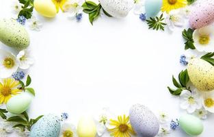 bunte Ostereier mit Frühlingsblütenblüten foto