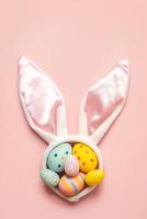 glücklich Ostern. bunt Ostern gemalt Eier auf Weiß Hase Ohren mit Kopieren Raum zum Text foto