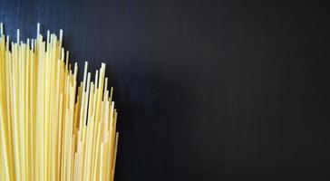 dunkel hölzern Spaghetti Hintergrund, Lebensmittelgeschäft Poster, Essen Illustration, Kochen Illustration foto
