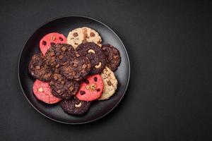 köstlich frisch knusprig Haferflocken Kekse mit Schokolade und Nüsse foto