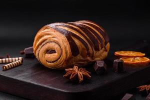 köstlich Süss knusprig frisch gebacken Zimt Brötchen foto