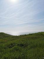 Morgen Sonne reflektiert im das Meer, Aussicht von das Grün Cliff foto