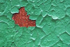 Grün geknackt Emaille Farbe auf rostig Mauer foto