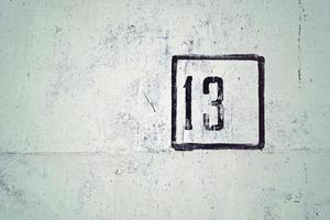 Nummer 13 gemalt auf Weiß Haus Mauer foto