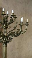 Antiquität Bronze- Kandelaber mit ausgelöscht Kerzen foto