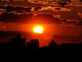 Herbstroter Sonnenuntergang mit einem lila Himmel foto