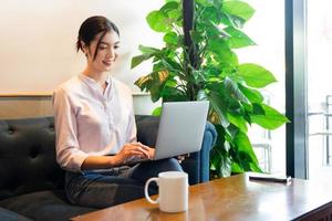 Porträt von schön asiatisch Frau Sitzung beim Cafe foto