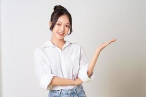 schön jung asiatisch Geschäftsfrau Porträt auf Weiß Hintergrund foto