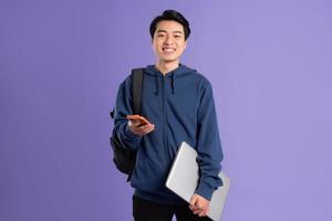 asiatisch männlich Schüler Porträt auf lila Hintergrund foto