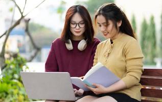Porträt von zwei schön asiatisch weiblich Hochschule Studenten beim Schule