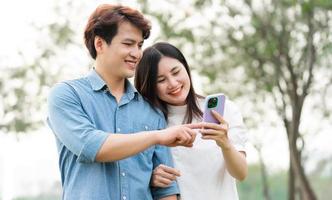 Bild von ein glücklich asiatisch Paar im das Park foto