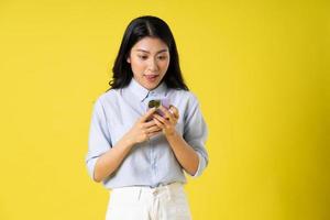 asiatisch Frau auf Gelb Hintergrund foto