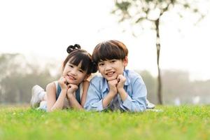 Bild von Bruder und Schwester haben Spaß im das Park foto